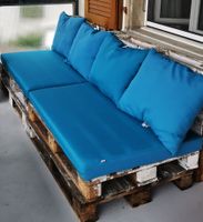 Balkon-Lounge mit Europalette und Polsterung