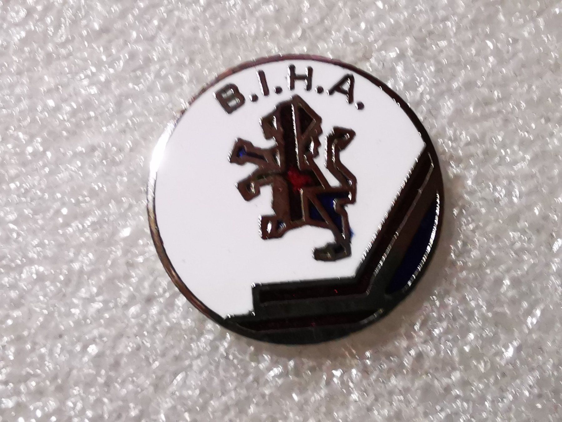 Placchette & Badge: Ansteckpin 139: B.I.H.A. – Usato da Oppligen venduto da Pin-Fall-Shop