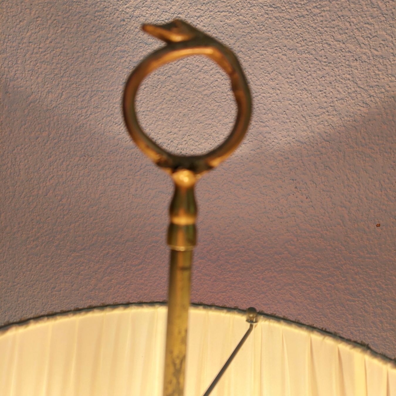 Lampade: Vintage Tischlampe mit rotem Schirm – Usato da Solothurn venduto da Kuma5 1