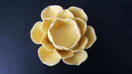 Kerzenvase in Blumenform gelb