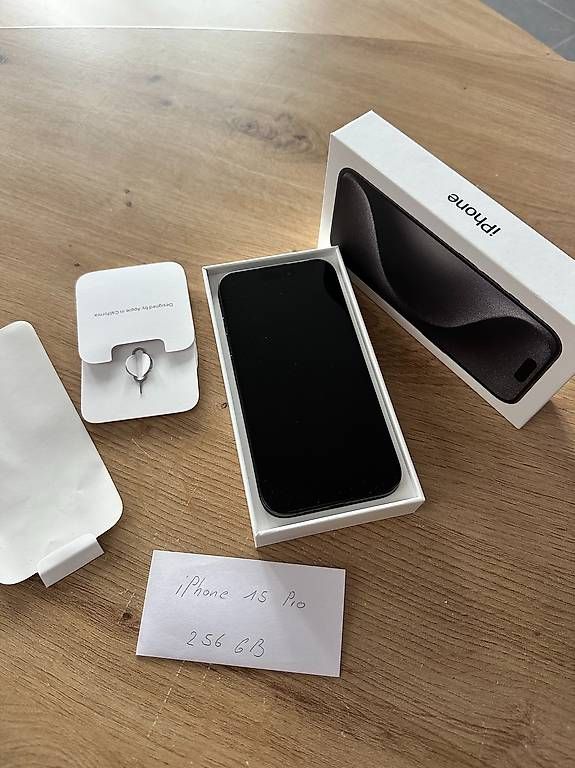 Apple Telefoni cellulari / Smartphones: iPhone 15 Pro 256GB - sehr guter Zustand – Usato da Langnau i. E. venduto da retoefli