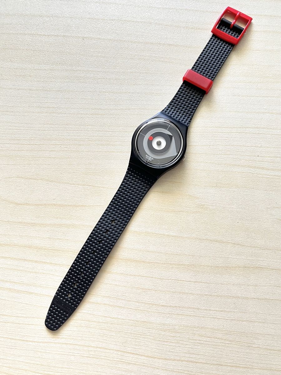 Swatch Orologi: Swatch Uhr schwarz mit rotem Akzent  – Usato da Grenchen venduto da chththl 1