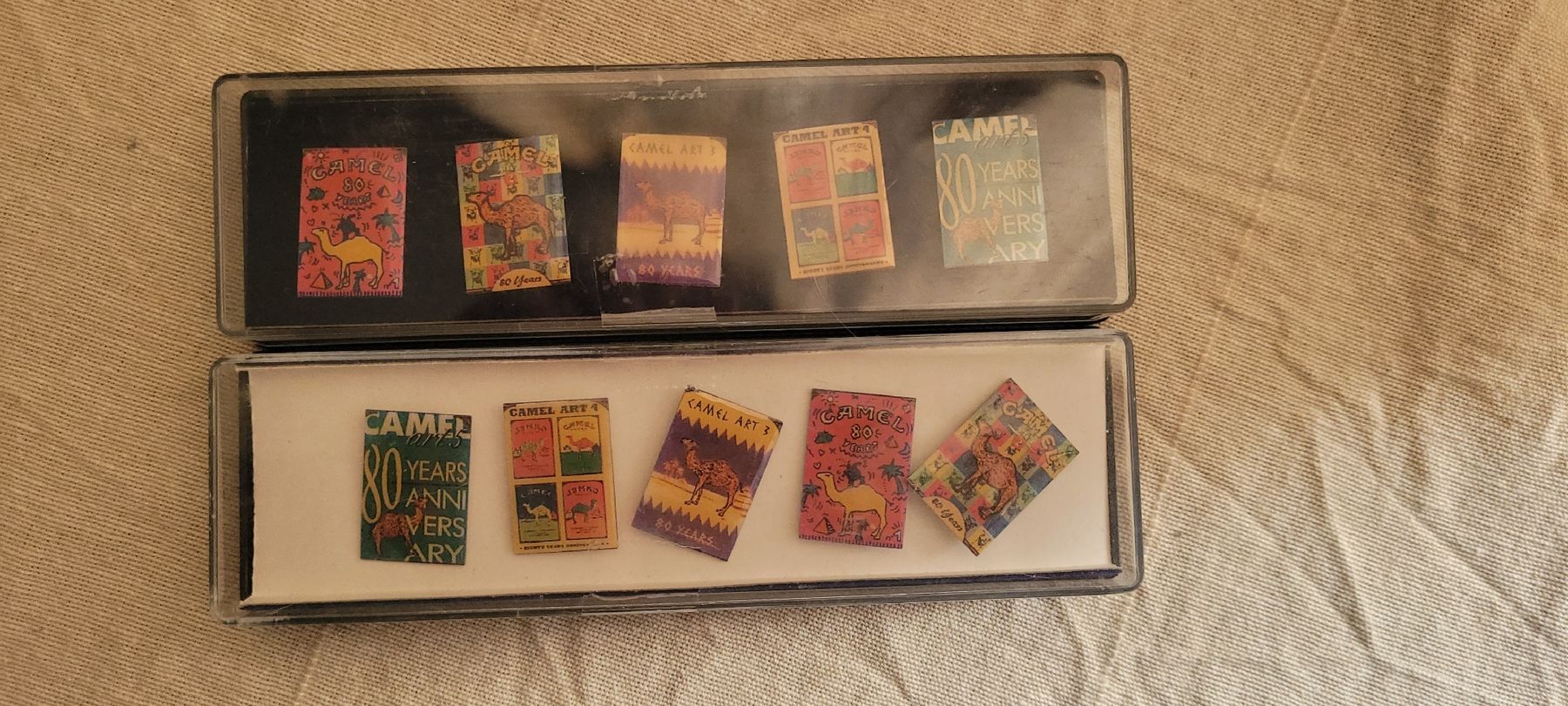 Camel Placchette & Badge: Rare collection de broches Camel Art  – Nuovo e nell'imballaggio originale da Vevey venduto da lba_dd82