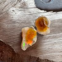 OPAL 2 x   roh    aus Welo-Mine   Regenbogen Farben  NATURE
