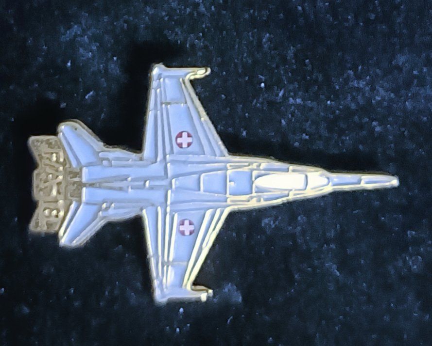 Placchette & Badge: Pin Schweizer F/A 18 Jet – Usato da Köniz venduto da VintagePin