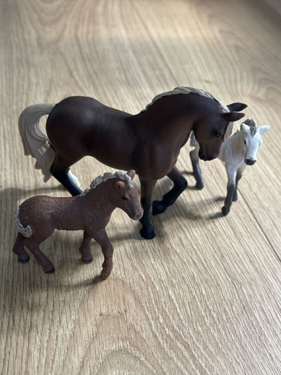 Schleich Figurines: Schleich 1 Pferd 2 Fohlen – D'occasion à Zürich par HanBel