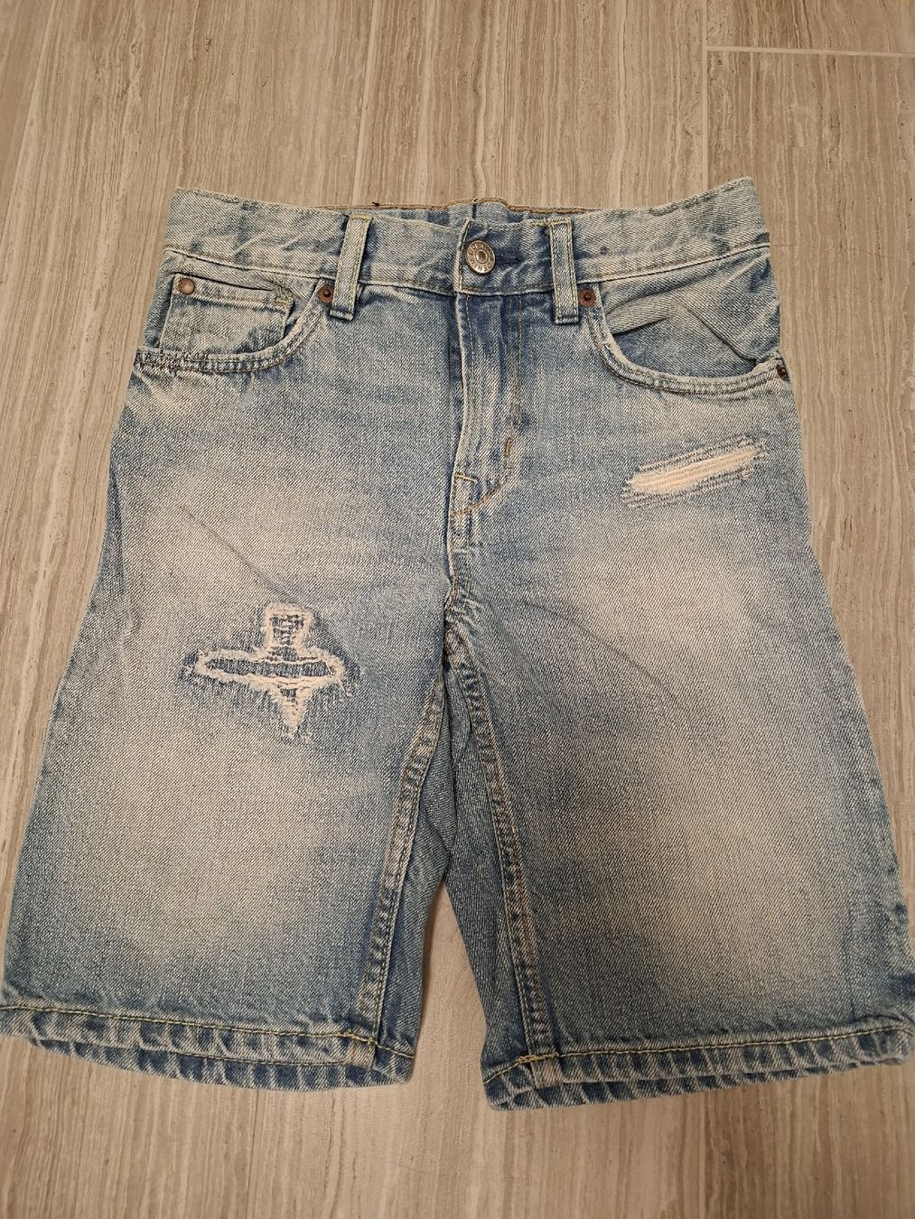 Pantaloni: short en jeans taille 128 7-8ans – Usato da Ecublens FR venduto da ame_y8tq