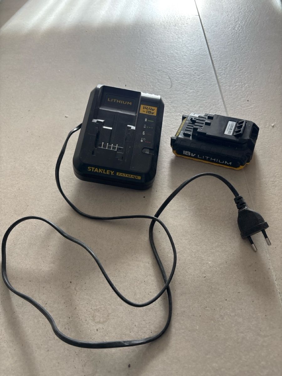 Stanley Caricatori & Batterie: Batterie Stanley Fatmax 18V + Ladegeräte – Usato da Triesen venduto da R89.