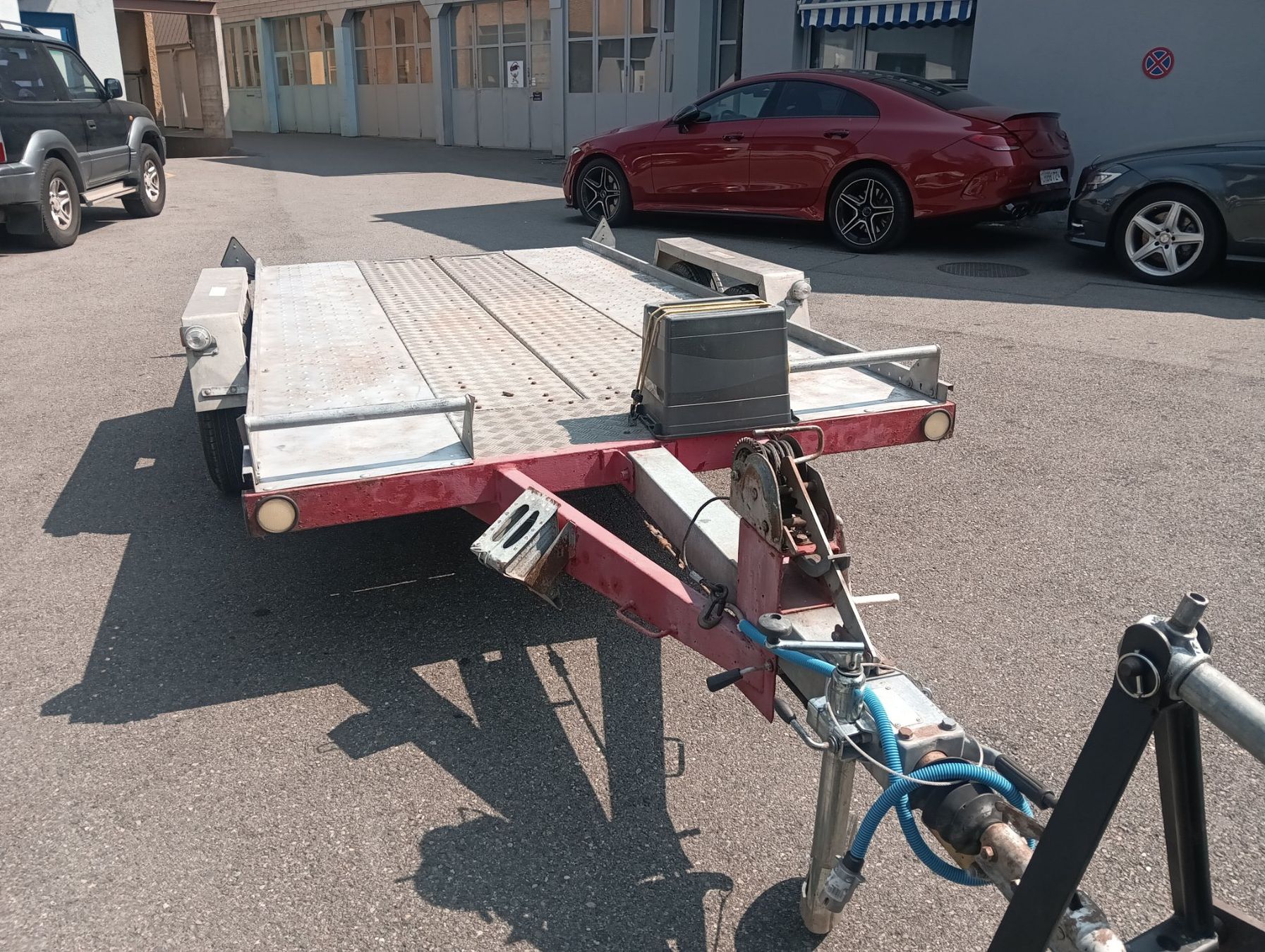 Remorques: Autotransport oder Plattformanhänger mit el. Seilwinde – D'occasion à Opfikon par APM2022