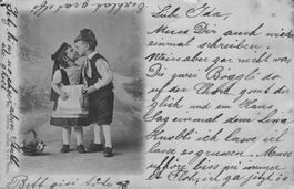 Antike Postkarte, Kinderpaar im Kuss, ca. 1920