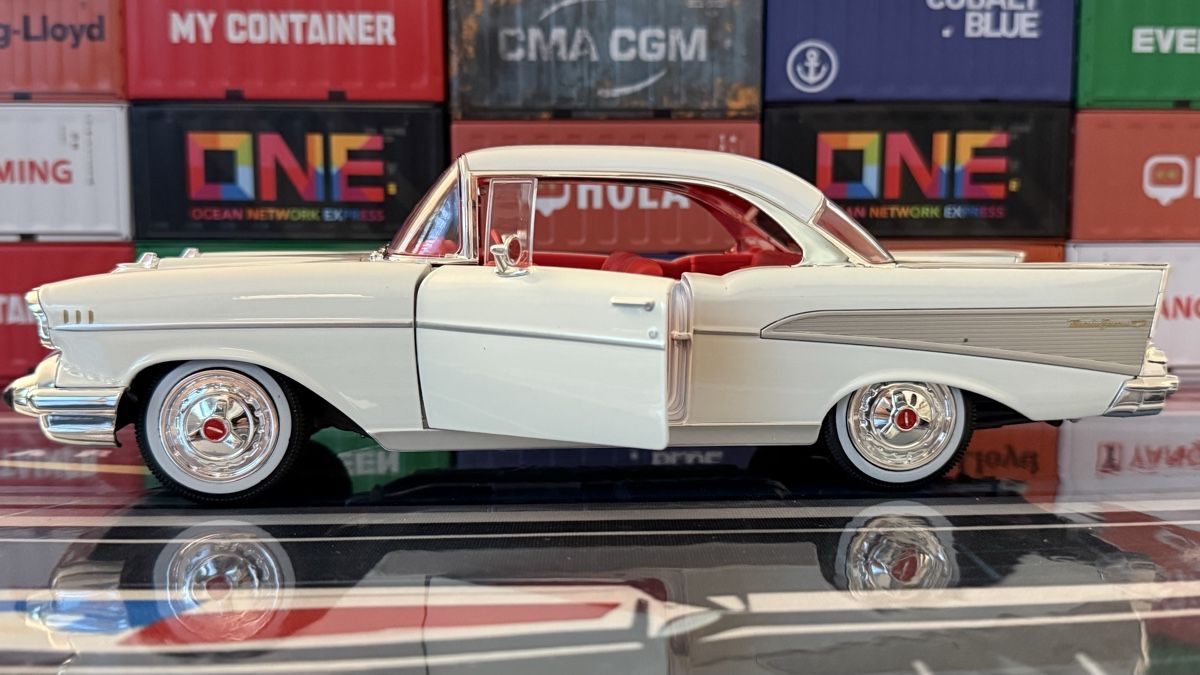 Chevrolet Modellautos: Chevrolet Bel Air 1957 weiss  – Neu (gemäss Beschreibung) aus Basel von Zomeg