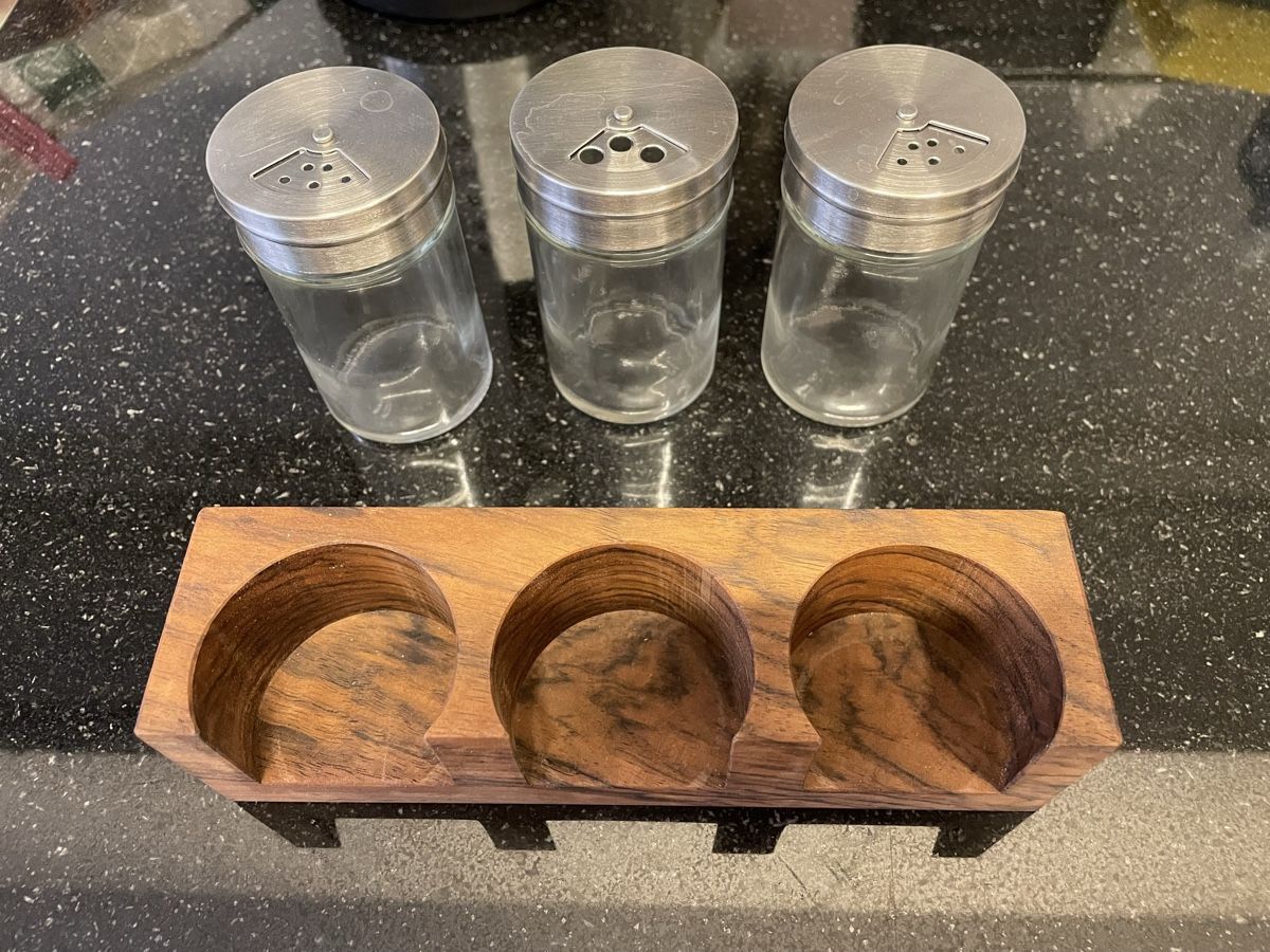 Cucine complete: Gewürzstreuer Set mit Holzständer – Usato da Luzern venduto da Rene1990 1