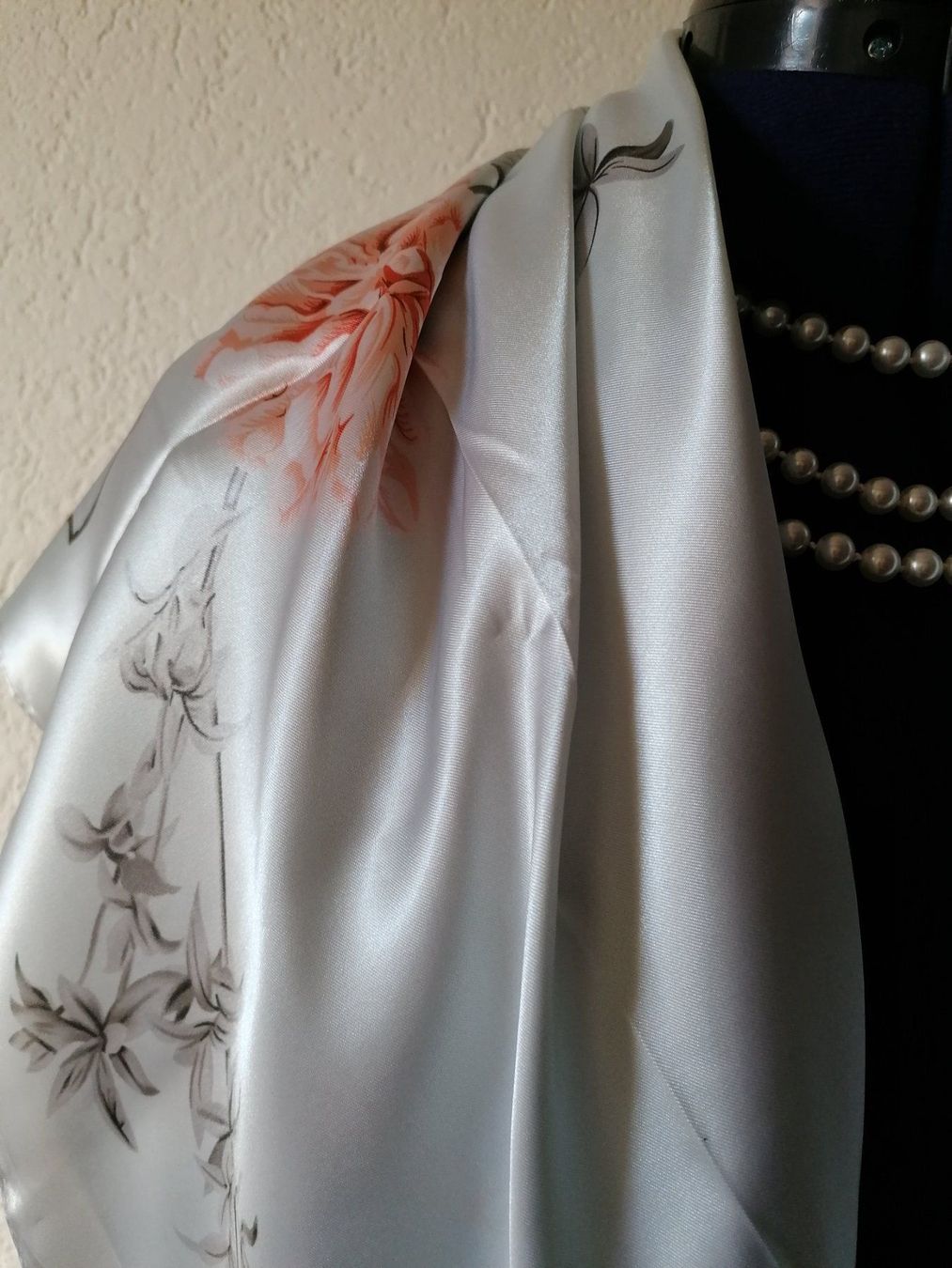Foulard & Sciarpe: Schönes Seidentuch Frühling Blumenmuster – Nuovo e nell'imballaggio originale da Zollikofen venduto da Blackie 3