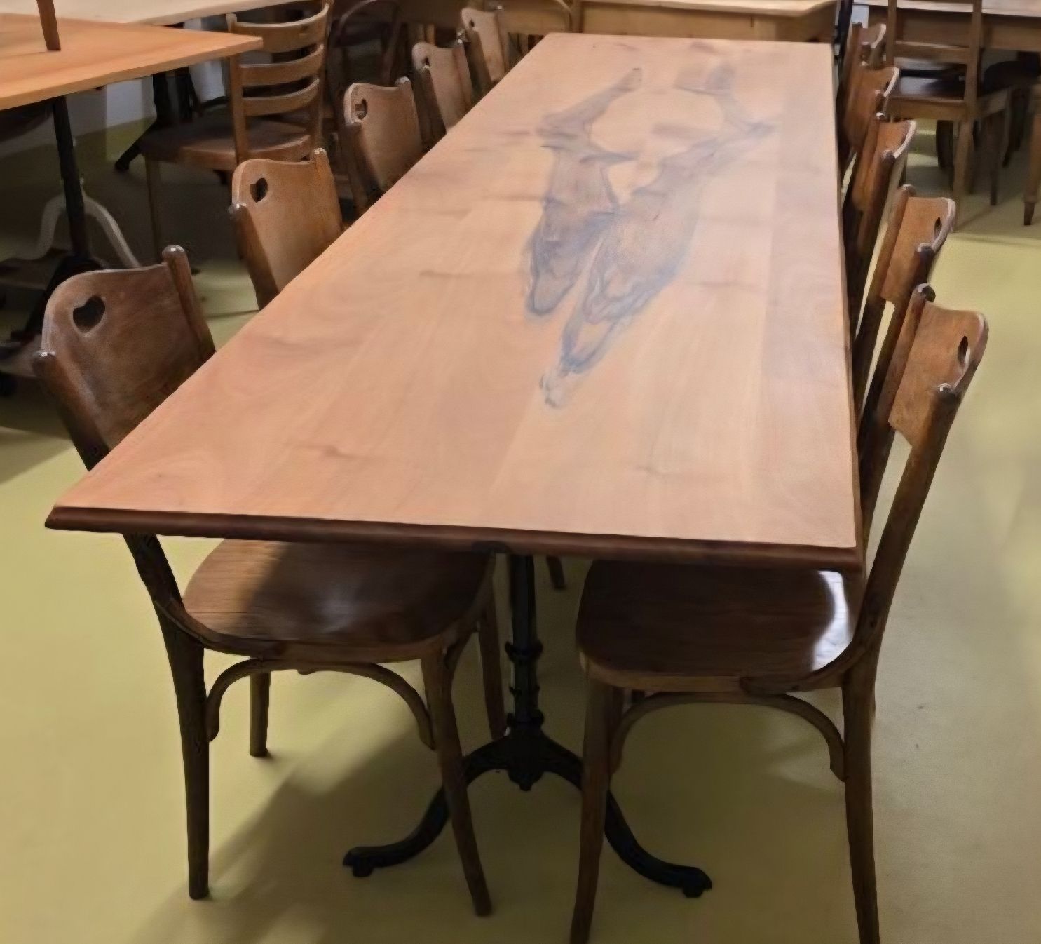 Tavoli: grosser Esstisch,  Beizentisch,  Nussbaum  – Nuovo (secondo la descrizione) da Zürich venduto da Reni8048
