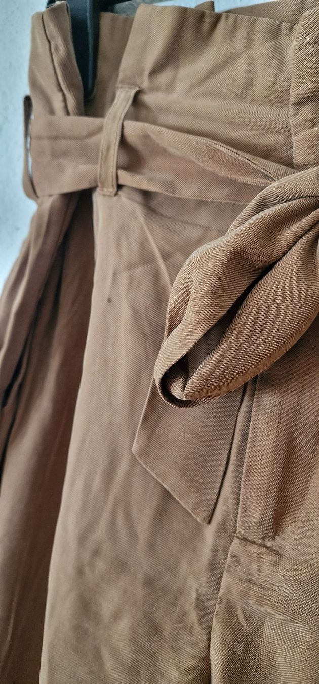 Only Pantaloni: ONLY Stoffhose Gr. 40 Paperbaghose beige Herbst – Usato da Romanshorn venduto da REALJessiB 2