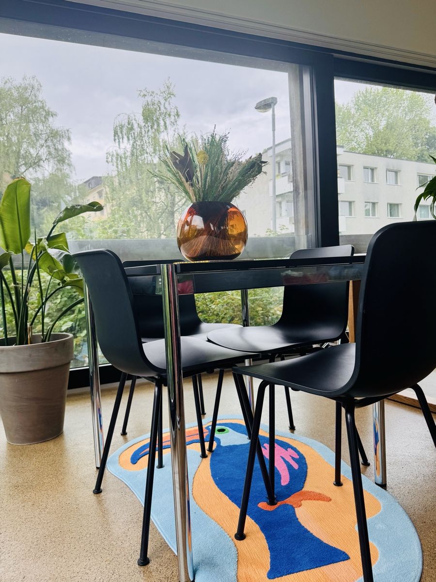 Set di tavolo e panche: Stylish USM Haller Dining Table with Four Vitra Chairs – Usato da Basel venduto da ayn_8z2s 4