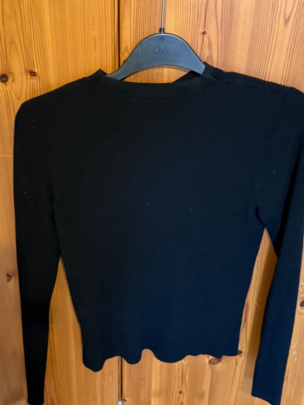 Top: Schwarzes Ripp-Top mit Ring Detail, Grösse 38 – Usato da Hundwil venduto da Sandysan1702 2