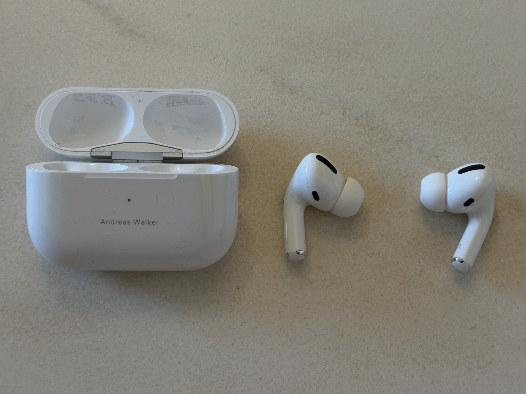 Apple Casques audio: Apple AirPods Pro (1. Generation) mit Ladecase – Défectueux à Glarus par walkerit 1