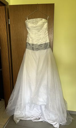 Brautkleid mit Silberband und Pailletten