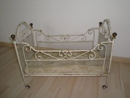 Ancien lit de poupée en fer des années 1930, avec matelas