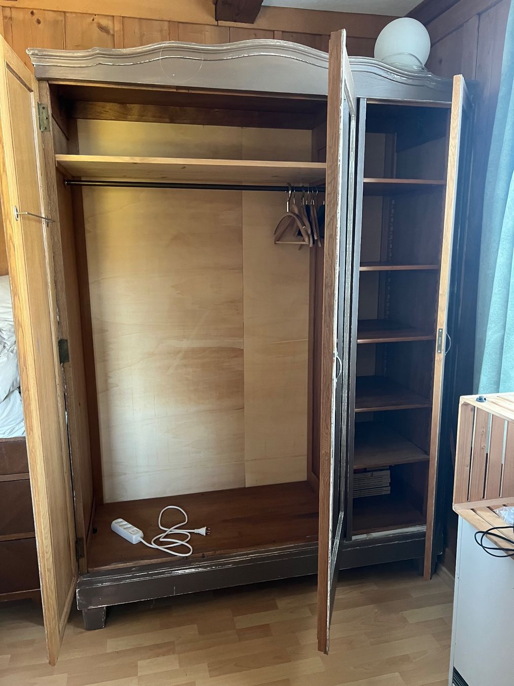 Armoires: Schrank – D'occasion à Mattstetten par Jerrydiemaus 1