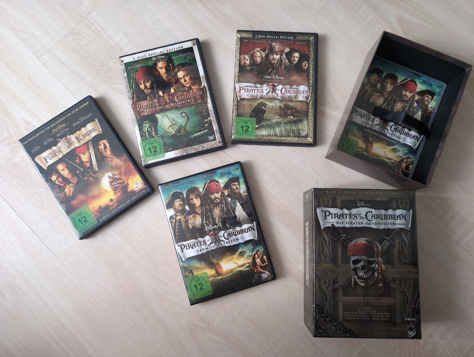 Tutti i DVDs: Fluch der Karibik 1-4 Box DVD  – Nuovo (secondo la descrizione) da Oberdorf SO venduto da Liberty512 3