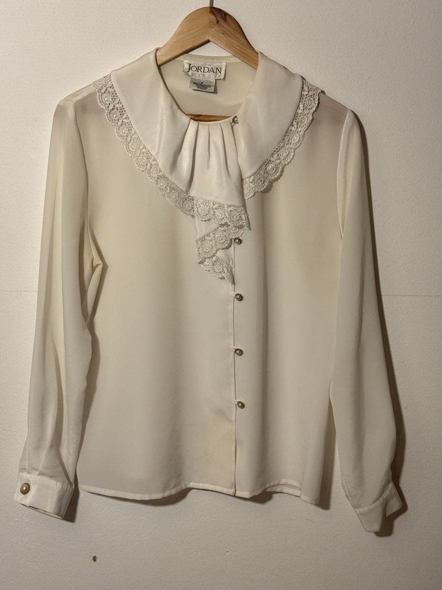 Blusen: Feine Creme Bluse mit Spitzenkragen – Gebraucht aus Bern von lou_bxy5