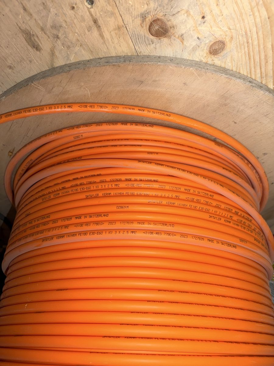 Cavi: Sicherheitskabel 100m FE180 3x2.5 mm² LNPE, E30-E60, orange – Nuovo e nell'imballaggio originale da Luzern venduto da Elektrogut 1