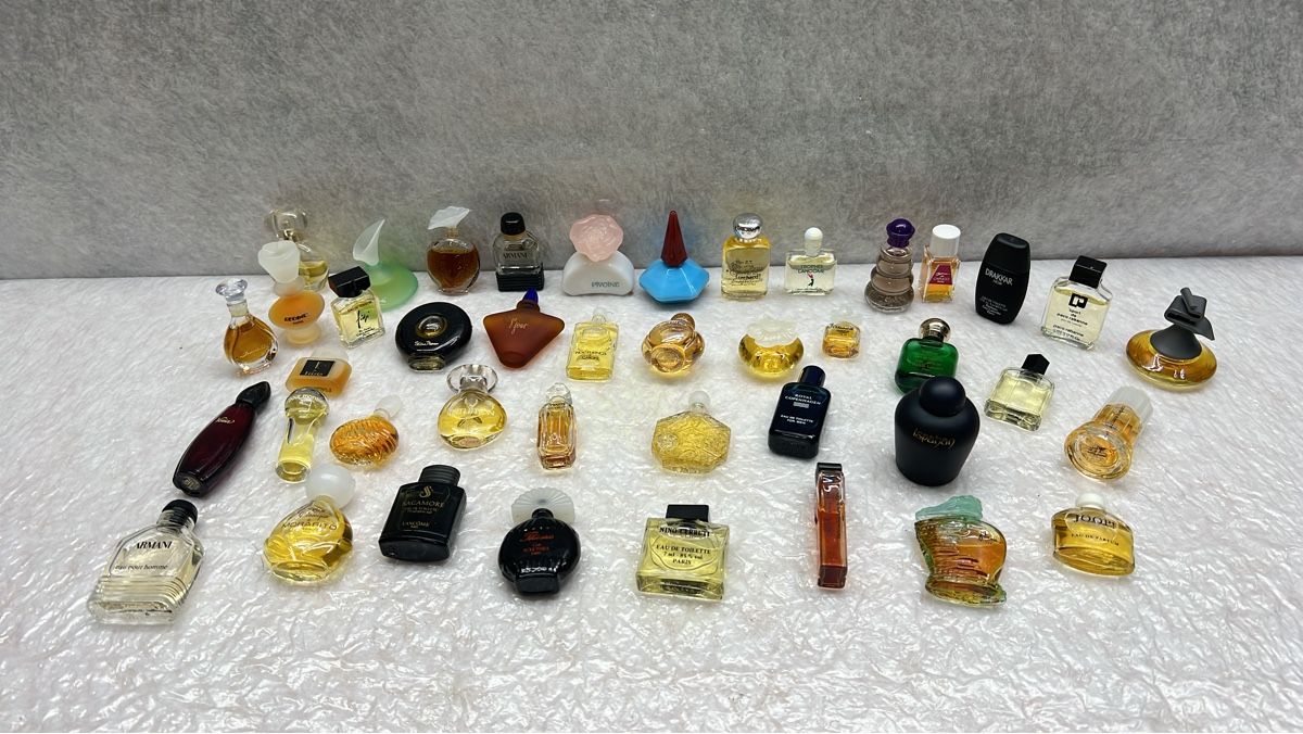 Profumi & Eau de Toilette: Miniatur Parfum Sammlung – Nuovo (secondo la descrizione) da Rotkreuz venduto da perlengott