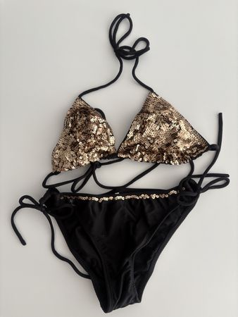 Schwarzes Bikini mit Pailettenoberteil