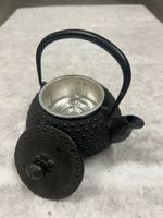 Kleine Gusseisen Teekanne, Schwarz, mit Sieb, Vintage!