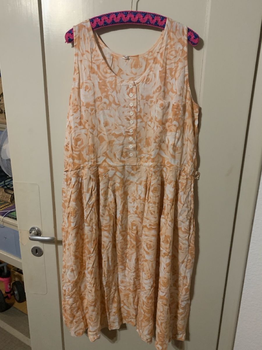 Kleider: Damen Kleid Blumenmuster Grösse 46 gebraucht – Gebraucht aus Laufen von Nivo33