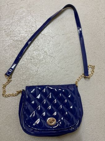 Kleine blaue Handtasche