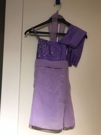 Kürkleid Flieder mit Handschuhe.