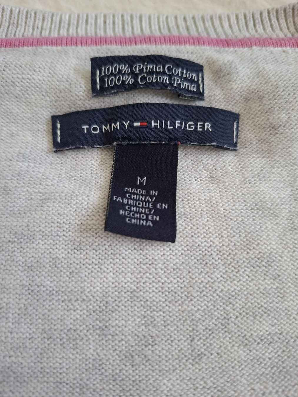 Tommy Hilfiger Maglioni & Felpe: Pull Col V Tommy Hilfiger Argyle Gris Rose Taille M – Usato da Renens VD venduto da ser_j2fn 3