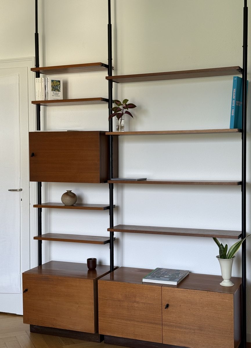 Regale: Midcentury Teak Teleskopregal – Gebraucht aus Basel von Barty