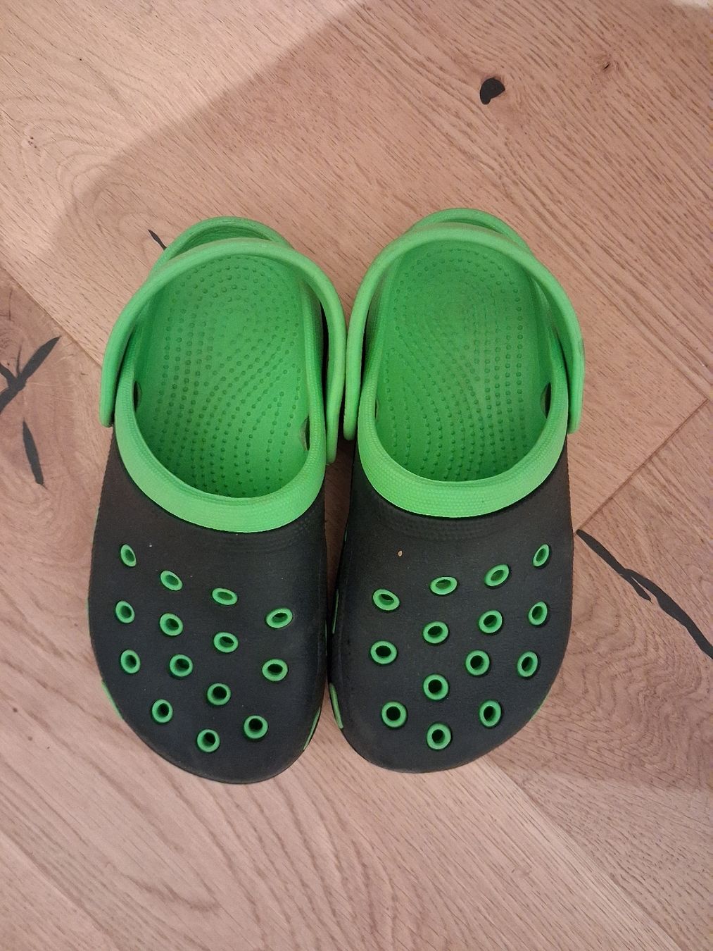 Schuhe für Jungen: Schwarzgrüne Clogs Gr.33 – Gebraucht aus Thalwil von myandine