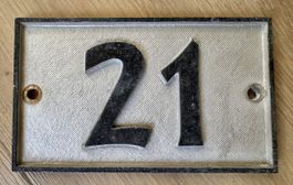 Altes Nummernschild "21" aus Aluminium-Guss