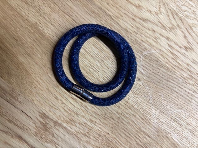 Bracciali & Braccialetti: Swarovski Armreif blau, neu, funkelnd – Nuovo e nell'imballaggio originale da Domat/Ems venduto da chrislassi 1