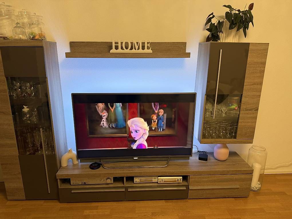 Mobili TV: Moderne Wohnwand mit LED-Beleuchtung – Usato da Pratteln venduto da dml_9xvr