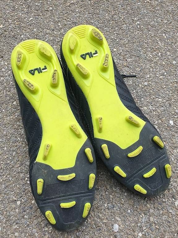 Scarpe da uomo: Chaussures de foot, protèges tibia et chaussettes – Usato da Vuisternens-Romont venduto da mag_k56f 1