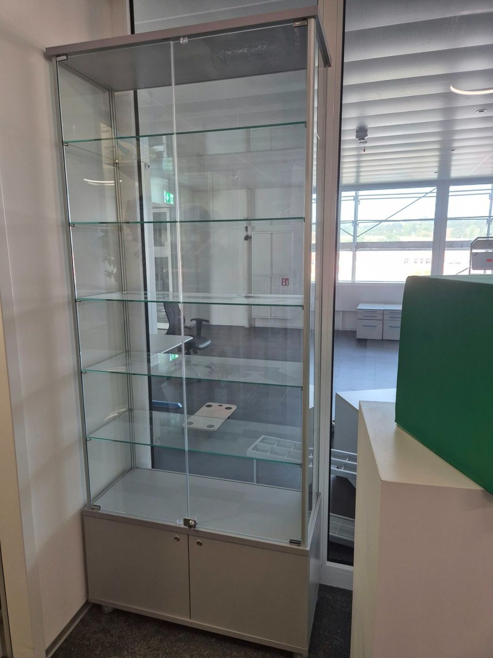 Vetrine: Schöne Glasvitrine mit grauem Unterschrank – Usato da Münchenstein venduto da han_h2xt