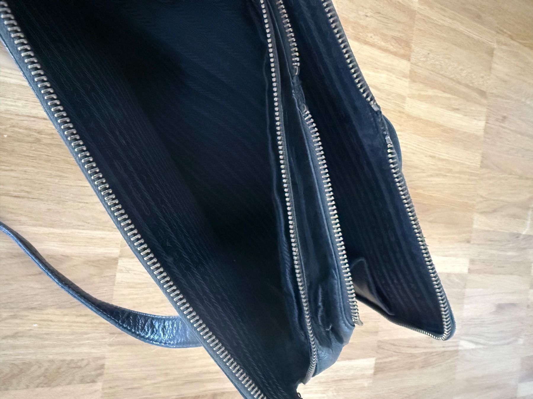 Prada Borse: Prada Vintage 90er Leder Handtasche schwarz – Usato da Riehen venduto da Verkaufen21 6