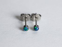 Titanium-Ohrstecker mit Opal / 3 mm