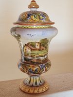 Prunkvase mit Deckel, Italienisch, handbemalt