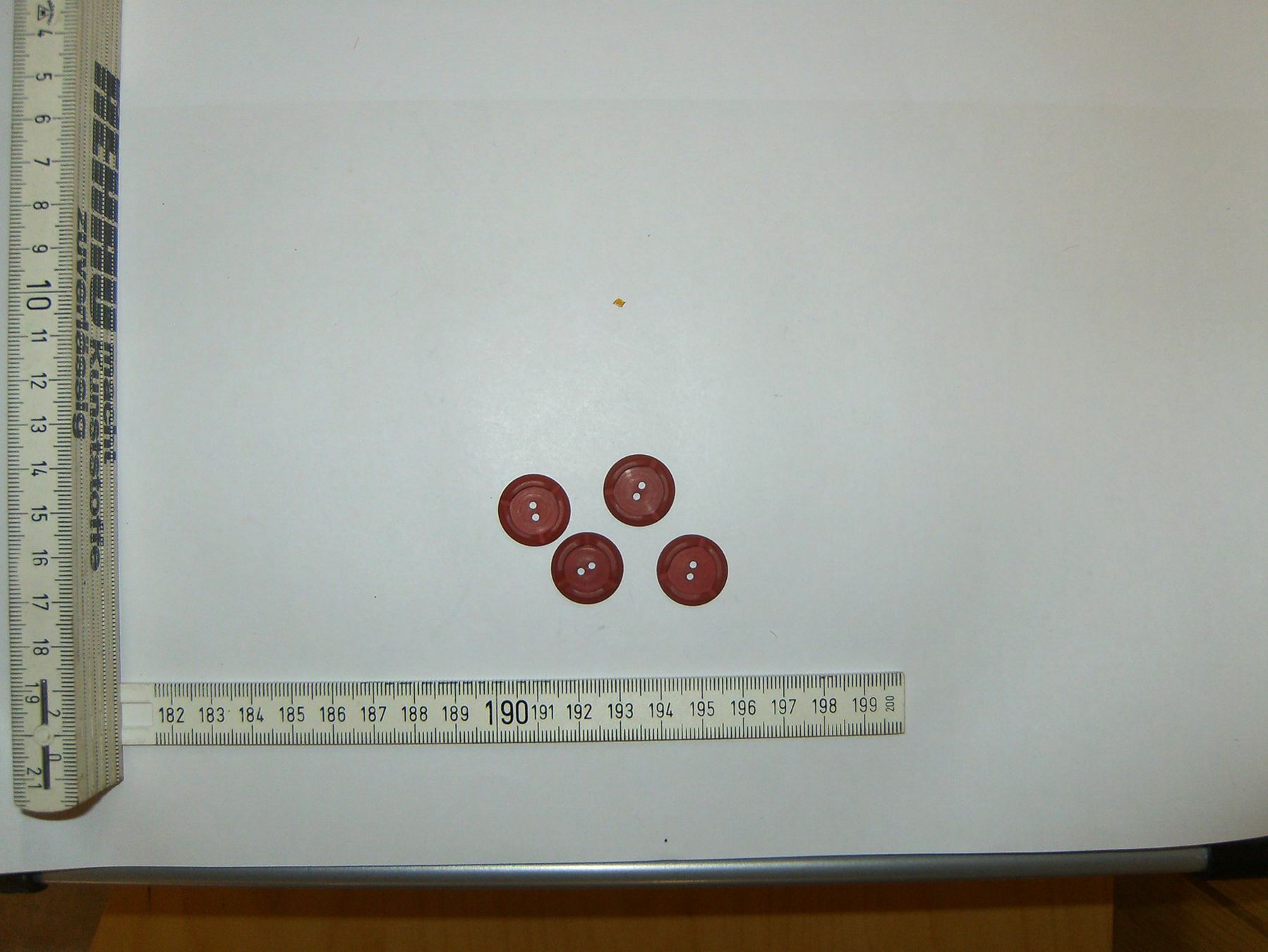 Bottoni: 4 Knöpfe Ø 18 mm Kunststoff Rot – Nuovo (secondo la descrizione) da Liesberg venduto da Mikado1965