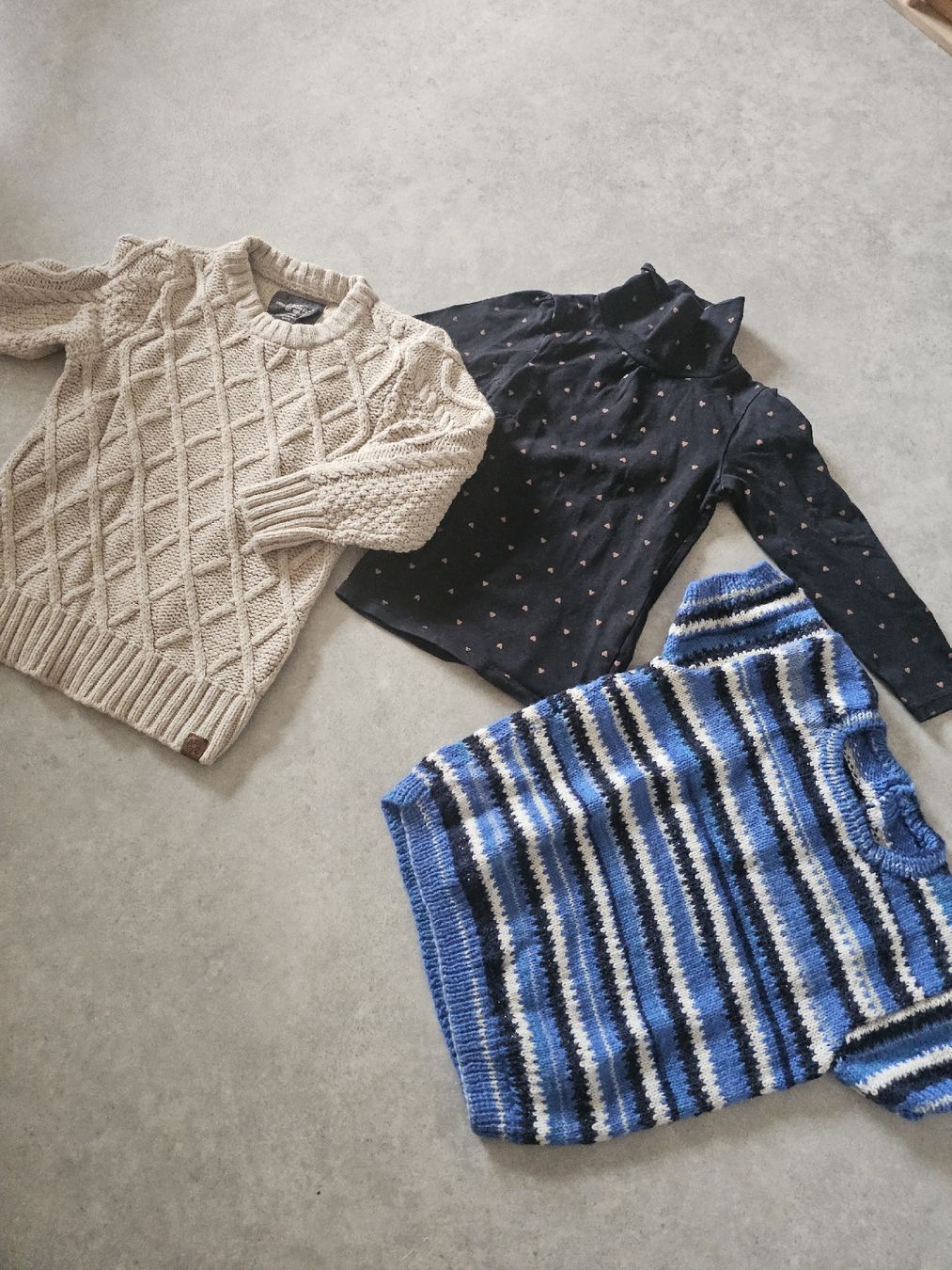Lotti & Set di vestiti: Lot de 3 pulls, taille 3 ans – Usato da Sornetan venduto da T.a333
