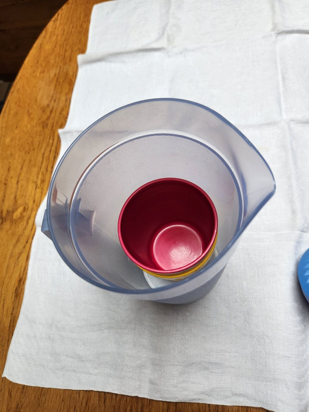 Tupperware Behälter & Ähnliches: Tupperware Krug 1,5l mit 2x  Tupperware Bechern gelb, 1x rot – Gebraucht aus Gstaad von Meiel2020 5