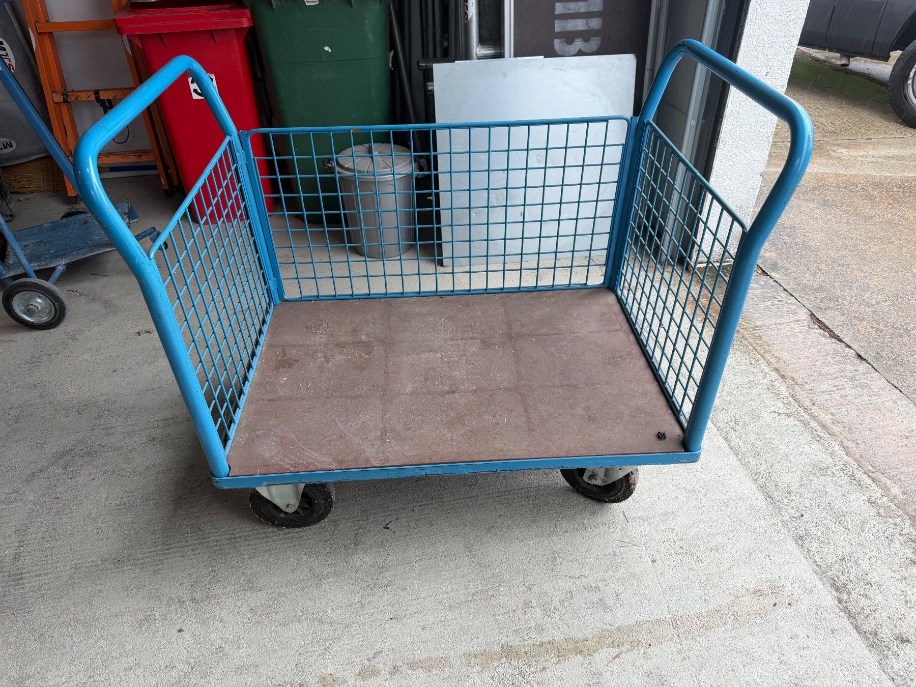 Korpus: Blauer Gitterwagen mit Griffen, gebraucht – Gebraucht aus Stetten AG von d.r82
