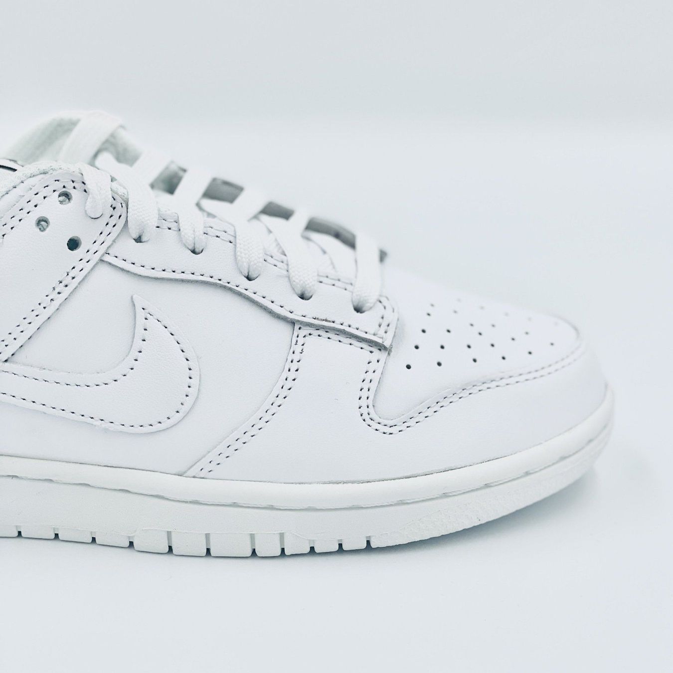 Nike Scarpe da donna: Nike Dunk Low Triple White EU 36 – Nuovo e nell'imballaggio originale da Erlinsbach venduto da sasneakers 4